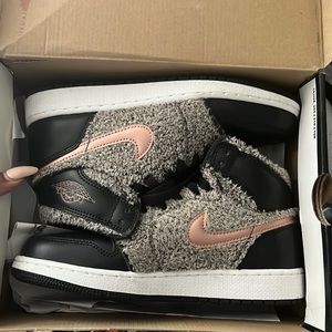 Never worn jordan retro 1 size 5y 6.5 in women